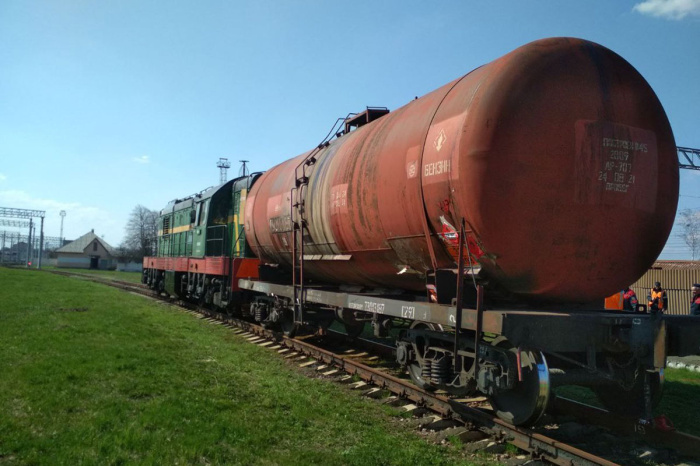 В Калинковичском районе оперативно устранили течь бензина из железнодорожной цистерны