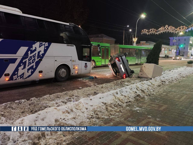 В Гомеле столкнулись автобус и легковой автомобиль. Никто не пострадал