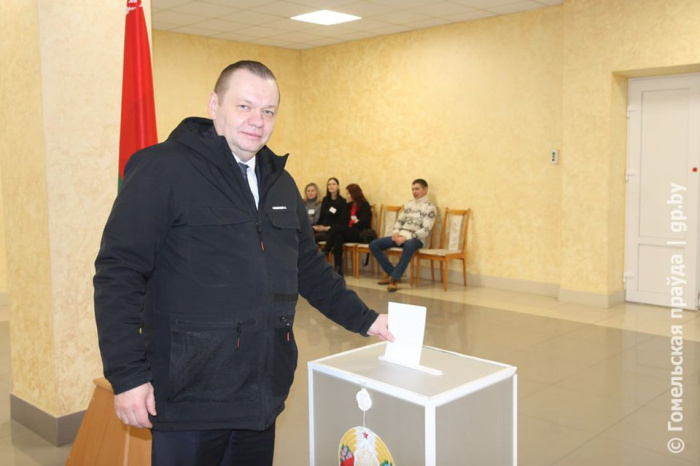 Возможность сделать выбор. Заместитель председателя облисполкома Дмитрий Алейников принял участие в едином дне голосования