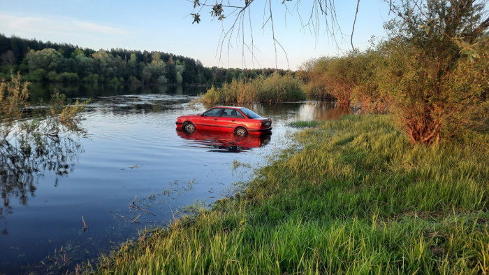 В Светлогорске автомобиль скатился в реку. Понадобилась помощь спасателей и водолазов