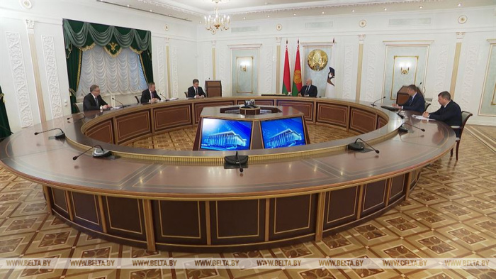 Лукашенко провел оперативное совещание с представителями правительства и Администрации Президента