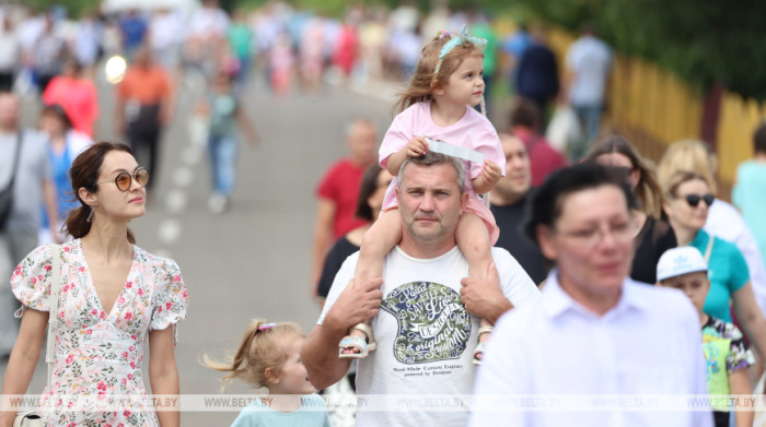 Увеличение пособий и усиление поддержки семей с детьми. Александр  Лукашенко подписал закон
