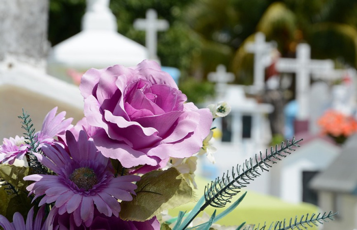 Две жительницы Речицы воровали искусственные цветы со свежих могил