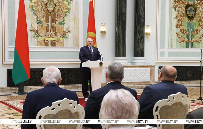 Президент Беларуси вручил государственные награды заслуженным деятелям различных сфер