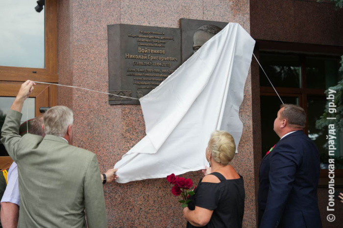Честный, открытый, преданный делу: на здании Гомельского медуниверситета появилась мемориальная доска в честь Николая Войтенкова