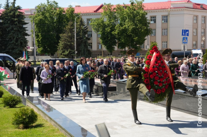 Беларусь помнит: участники выездного заседания Совета Республики возложили цветы к Вечному огню в Гомеле