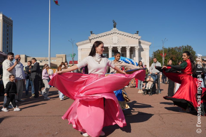 Международный колорит: на площади Ленина в Гомеле развернулся фестиваль национальной культуры «Мы разные, но мы вместе»