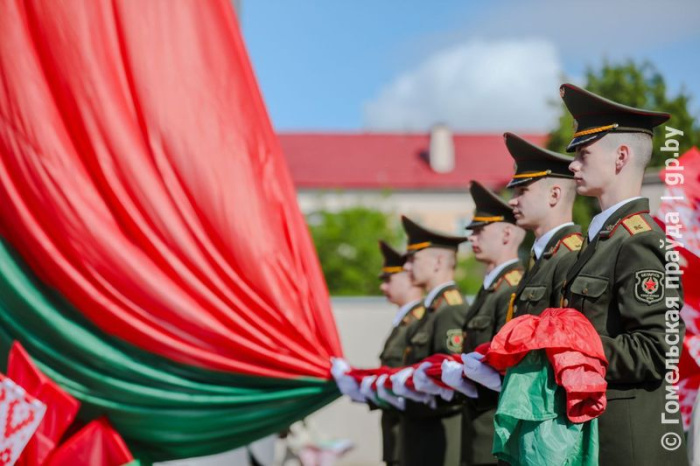 Под красно-зеленым знаменем: гомельчане отмечают День Государственного флага, Государственного герба и Государственного гимна Республики Беларусь