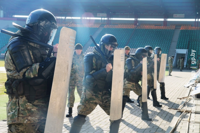 В Гомеле личный состав органов внутренних дел и внутренних войск провели спецучения по пресечению беспорядков во время футбольных матчей