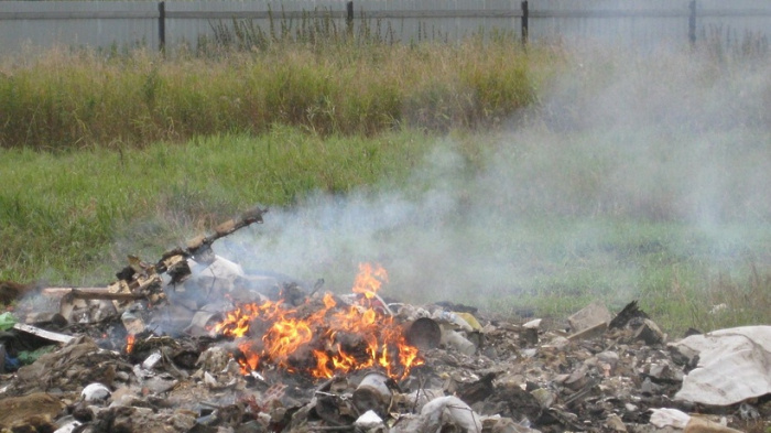 В Гомельском районе пенсионерка сжигала мусор и получила ожоги