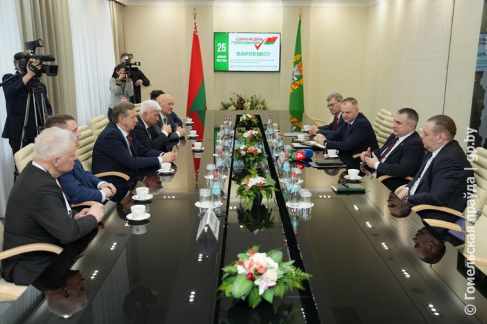 Накануне единого дня голосования председатель облисполкома Иван Крупко встретился с международными наблюдателями