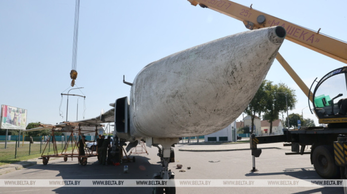 ФОТОФАКТ: В Житковичах приступили к сборке и монтажу макета самолета СУ-24 М