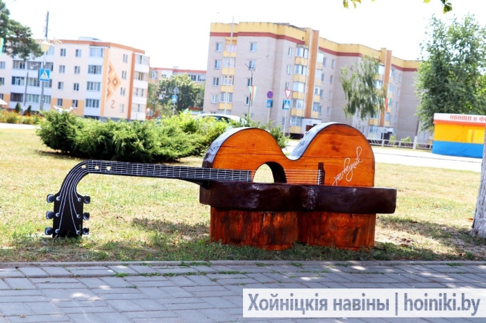В Хойниках снова новинка – скамейка в форме гитары
