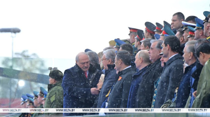 Лукашенко рассказал историю ветерана, с которой сидел на параде в Москве