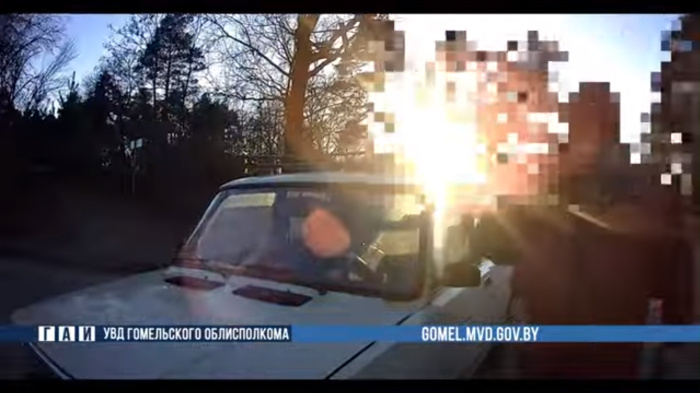 В Калинковичах сотрудники ГАИ задержали нетрезвую женщину-водителя, скрывшуюся с места ДТП