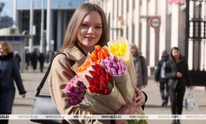 Женская душа - это удивительный мир любви. Лукашенко поздравил женщин с 8 Марта