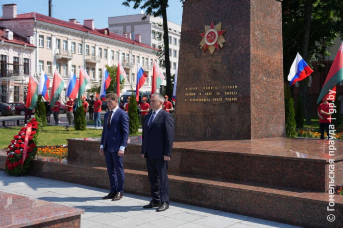 Ковали общую Победу: представители делегации из России возложили цветы к Вечному Огню в Гомеле