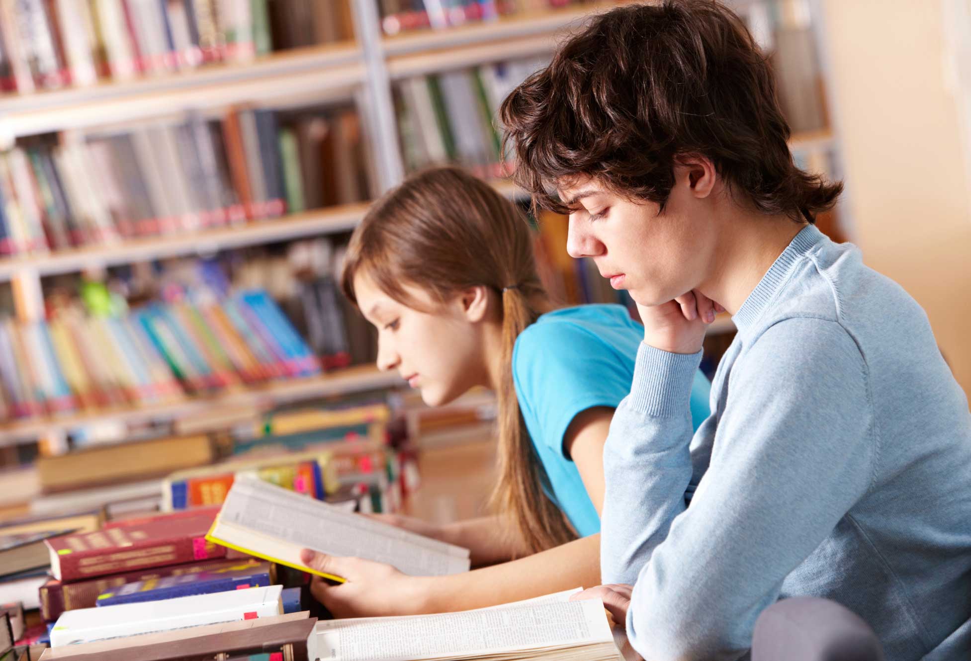Читаем смотрим едим. Подростки в библиотеке. Чтение подростки. Ученик с книгой. Дети и подростки в библиотеке.