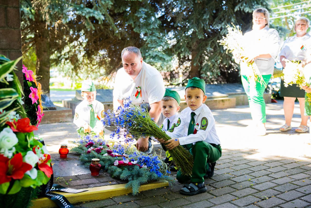 В преддверии Дня Независимости юные жлобинчане возложили цветы к братской могиле советских воинов в Стрешине