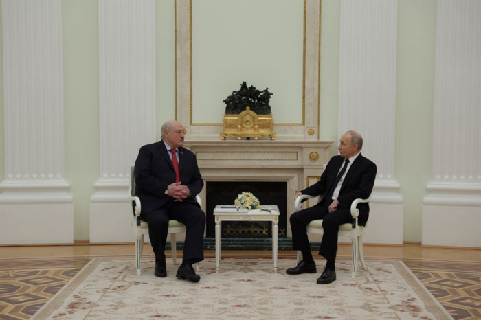 Лукашенко поблагодарил Путина за поддержку в поставках через российские порты