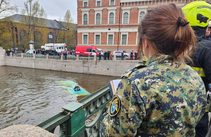 В Санкт-Петербурге после падения пассажирского автобуса в реку погибли три человека