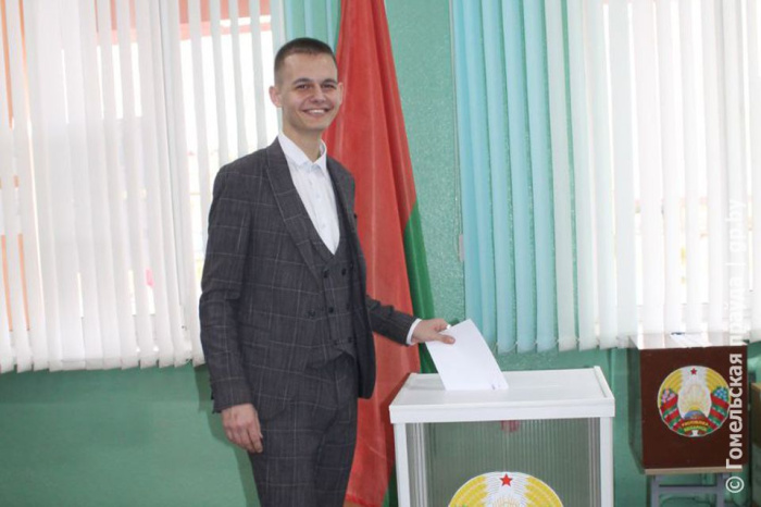 Тандем из молодости и опыта. На участки для голосования в Мозырском районе приходят избиратели  разного возраста