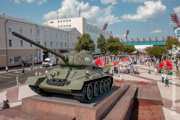 Уникальный монумент, обновленный танк, Аллея Звезд: площадь Восстания в Гомеле открыта после реконструкции