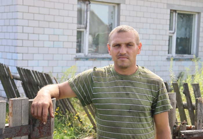 Житель Калинковичского района Сергей Мартынов вынес из горящего дома родственника