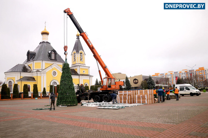 В Речице устанавливают главную городскую ёлку новой конструкции