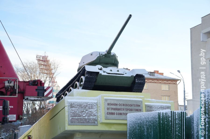 На площади Восстания в Гомеле демонтировали памятник воинам-освободителям – легендарный танк Т-34
