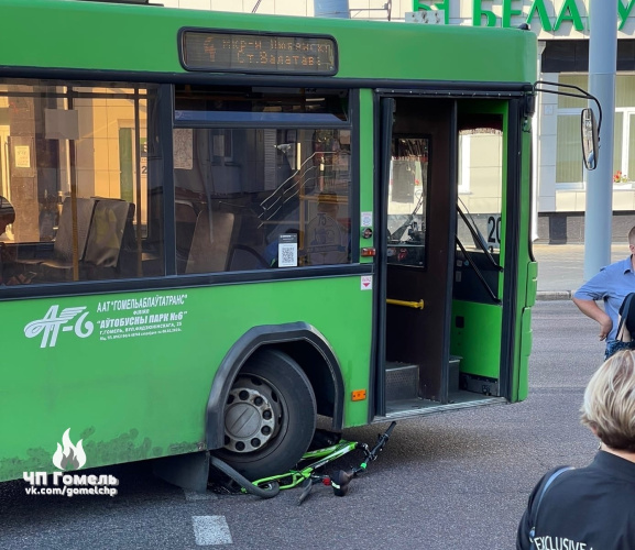 В Гомеле велосипедист попал под автобус