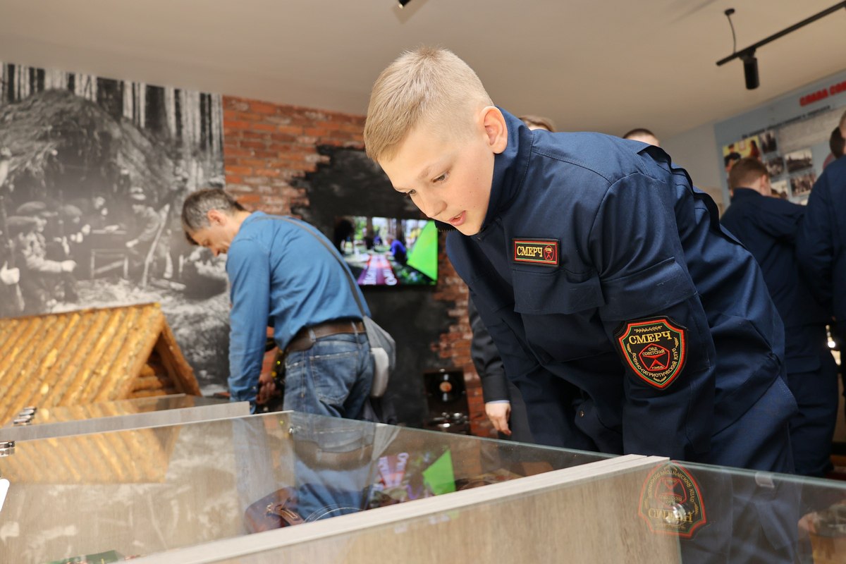 В средней школе №32 Гомеля открыли обновленный музей истории милиции