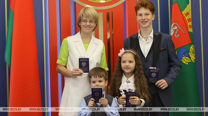 Белорусские паспорта получила семья латвийского мальчика, взявшего интервью у Лукашенко