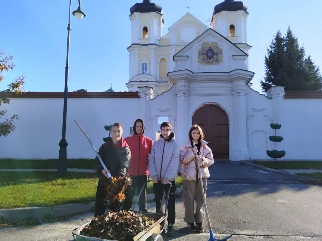 Школьники Калинковичского района приняли участи в акции «Восстановление святынь Беларуси. Священные тропы»