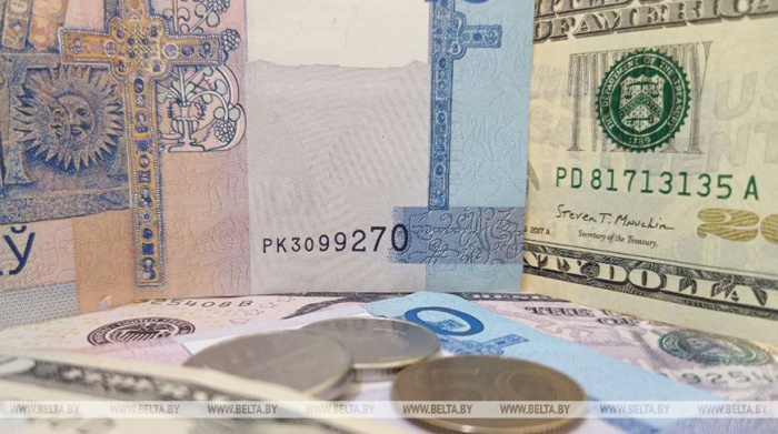Евро и российский рубль подешевели, доллар и юань подорожали на торгах 21 сентября