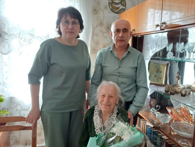 Бывший врач Туровской горбольницы Лидия Соболь отпраздновала 85-летие