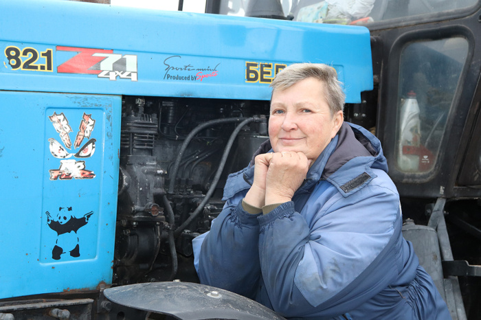 У механизатора Елены Волковой два именных трактора и одна преданность земле белорусской