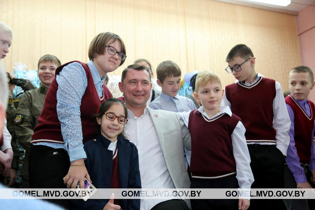Концерт, подарки, фото на память: Алексей Талай посетил школу-интернат в Речицком районе