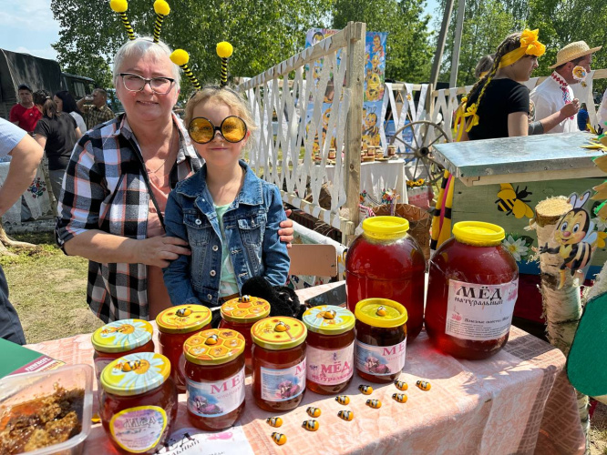 Праздник пчелы «Медовый фольварк» проходит в Лельчицком районе