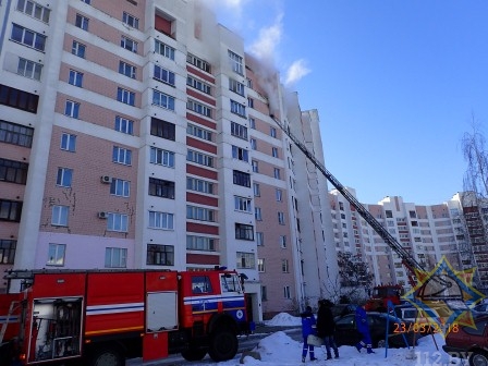 В Гомеле при пожаре в многоэтажке спасатели эвакуировали трех человек 