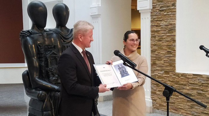 Маркевич передал в Национальный художественный музей подарок от Александра Лукашенко
