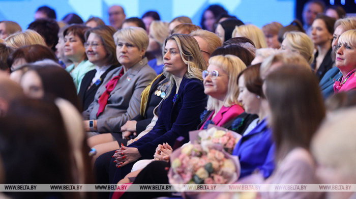 Президент Беларуси в преддверии 8 Марта вручил госнаграды 15 женщинам из различных регионов страны. В числе награжденных - воспитатель из Житковичского района 