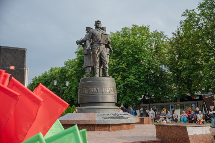 От имени совета старейшин  при Гомельском облисполкоме  примите искренние поздравления с Днем Независимости Республики Беларусь и 80-летием освобождения Республики Беларусь от немецко-фашистских захватчиков!