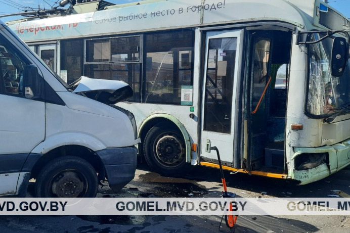 В Гомеле при столкновении троллейбуса и маршрутки пострадали три пассажирки