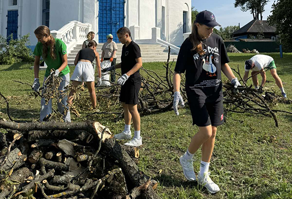 В Жлобине спасатели и волонтёры помогли храму в Стрешине ликвидировать последствия урагана