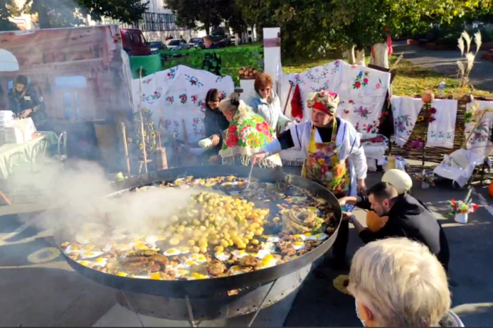 Видеофакт: в центре Гомеля жарили картошку на огромной сковороде