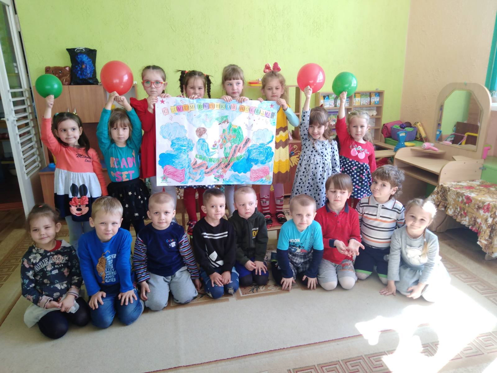 Альбом «Память нужна живым» создали воспитатели дошкольного центра развития ребенка города Хойники