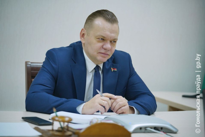 Не продлили контракт, не платят надбавку: заместитель председателя облисполкома Дмитрий Алейников провел прием граждан