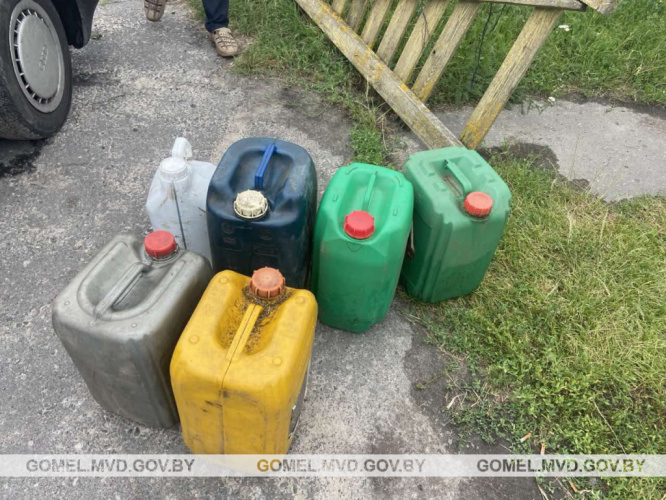 В Житковичском районе механизатор похитил 115 литров дизельного топлива