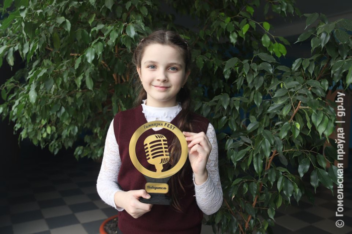 В гимназии № 1 Жлобина ежегодно проводится конкурс на лучшее исполнение песен на иностранном языке «Гимназия Fest»